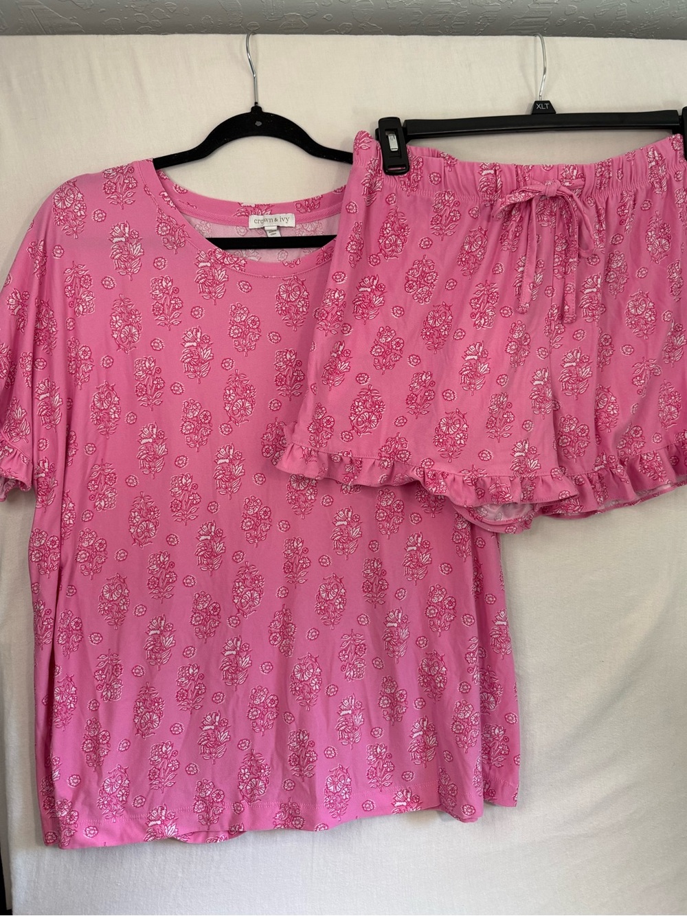 Crown & ivy Pink Floral Short Sleeve Pajama Set with Ruffle Shorts XL